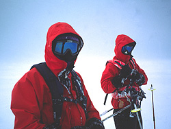 vestido de pies a cabeza en gore-tex, forrados con dos a tres capas de polar y otros aislantes, antiparras, mascaras de neopreno, éramos astronautas en una tierra gélida y hostil.