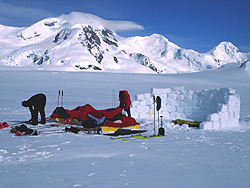 imagen de lo que queda de un campamento a un costado del Volcán Lautaro. Esos bloques duraran todavía algún día, hasta la próxima tormenta.