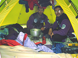 foto del interior de una carpa, mientras se cocinaba, en el horario de la tarde. Ese era el momento de conversar y descansar, disfrutando del calor que generaba el anafe.