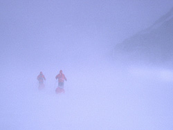 Se salía en toda condición climática, con visibilidad o si ella, pero rara vez nos distanciábamos mas que en esta imagen, el que se quedaba atrás, si no nos dábamos cuenta, se podía perder fácilmente. Era un  medio hostil sin duda.