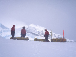 Vista del proceso de descenso con los trineos por la temible Falla