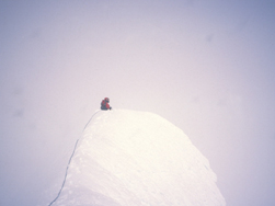 Cumbre en medio de una tormenta de nubes, en medio del white-out, del cerro Centinela