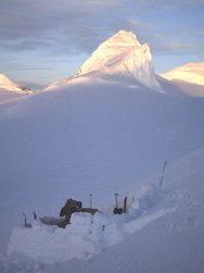 Primer campamento, a los pies del monte Centinela, mas tarde ascendido y al fondo se aprecia el Monte Dagmar Aaen, tambien ascendido en el correr de esta expedicion