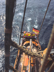 Vista desde el mastil de la Dagmar, a pleno motor cruzando el canal de Chacao