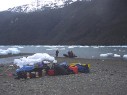 Deposito intermedio dejado en la orilla del fiordo Peel, que nos tomo dos dias poder navegar en zodiac para poder llegar al fondo de este