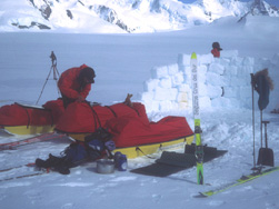 Aspecto general de un campamento al costado del Volcan Lautaro. El muro se quedaria ahi, por algunos dias, como unico testigo de nuestro paso