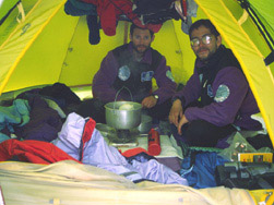 Rodrigo y Jorge, disfrutan del adecuado o bien ganado descanso luego d eun dia de trabajo en la marcha por el Hielo