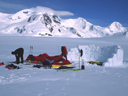 Otra vista del campamento. Al fondo el Volcan Lautaro