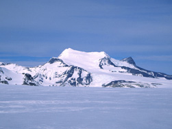 El Gorra Blanca, facil cumbre en las inmediaciones del paso Marconi. Posiblemente el cerro mas ascendido en el Hielo Patagonico