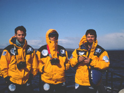 Los tres de la fama, Jorge, Fica y Pablo, en la patrullera que nos llevaba al Hielo Sur